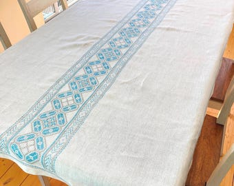 Tovaglia vintage ricamata, realizzata a mano in lino con ricamo a punto contato bianco e blu.