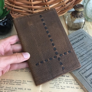 Cartera triple de piel auténtica para hombre, monedero con cremallera, tarjetero vintage grande hecho a mano, con cruz marrón cosida, Estonia, años 90