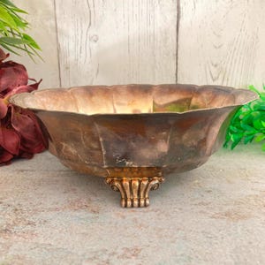 Cuenco con patas ornamentadas, bandeja redonda plateada, dulcero de metal antiguo repujado, decoración victoriana vintage de 18 cm.