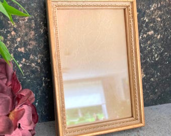 Marco de fotos vintage dorado ornamentado, cubierta de vidrio, pequeño marco de fotos de madera de sobremesa con soporte de 10 x 15 cm