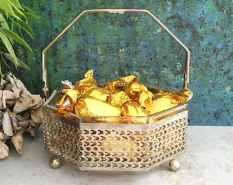 Azucarero o bombonera vintage, plato de servir calado con base, asa e inserto de vidrio, chapado en plata.