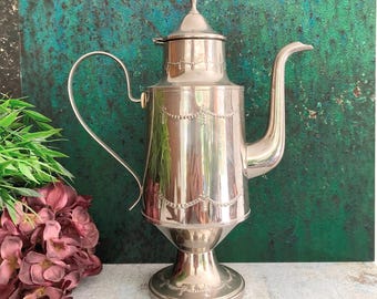Caffettiera o teiera antica con piedini, brocca Chippendale in metallo utilizzabile, brocca con coperchio in stile Art Nouveau scandinavo degli anni '20