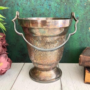 Vaso placcato in argento con manico, vaso in metallo massiccio con piedini, decorazione sbalzata Art Nouveau, stoviglie vintage, arredamento antico indiano per la casa