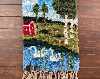 Tappeto vintage in lana Rya con lago di cigni e betulle, arazzo estivo scandinavo a pelo lungo di metà secolo