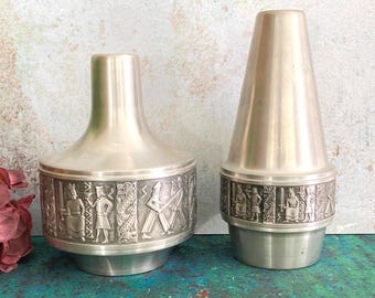 Vasi vintage di design norvegese: bassorilievo decorato, vichinghi scandinavi, coppia di vasi in peltro, anni '60 Norsk Tinn