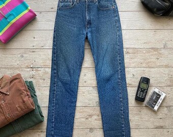 Vintage Levi's 505 jeans uit 1990, normale pasvorm, gemaakt in de VS, W32 L34 (werkelijke maat 31x32), onafgewerkte zoom, medium stonewashed denim.