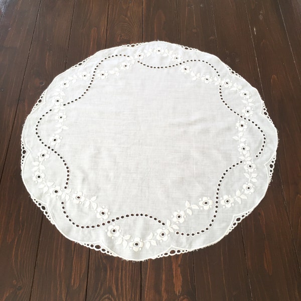 Hand Embridered White Table Linens, Round Cutwork Embroidery, Vintage Delicate Richelieu Tablecloth, Hand Stitched Circle Table Topper