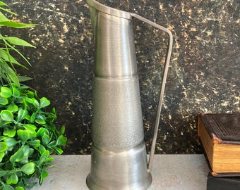 Vaso vintage norvegese in metallo, brocca scandinava in peltro fatta a mano, vaso per fiori in stile moderno di metà secolo