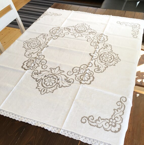 Vintage生成り　手編みレース繋ぎ　手刺繍入り　テーブルクロス137×178 Vintage生成り 手編みレース繋ぎ 手刺繍入り テーブルクロス137×178