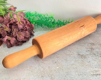 Mattarello in legno vintage, utensile da cucina massiccio, grande e pesante utensile da forno rustico, arredamento rustico primitivo