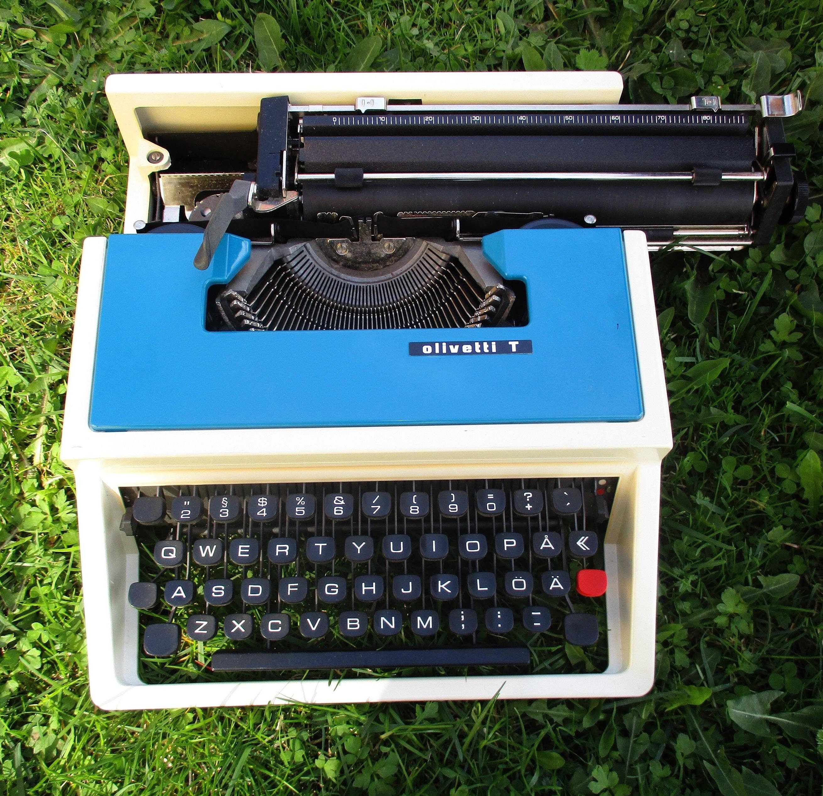 Typewriter Olivetti T, Vintage 1980s Blue Manual Working Writing