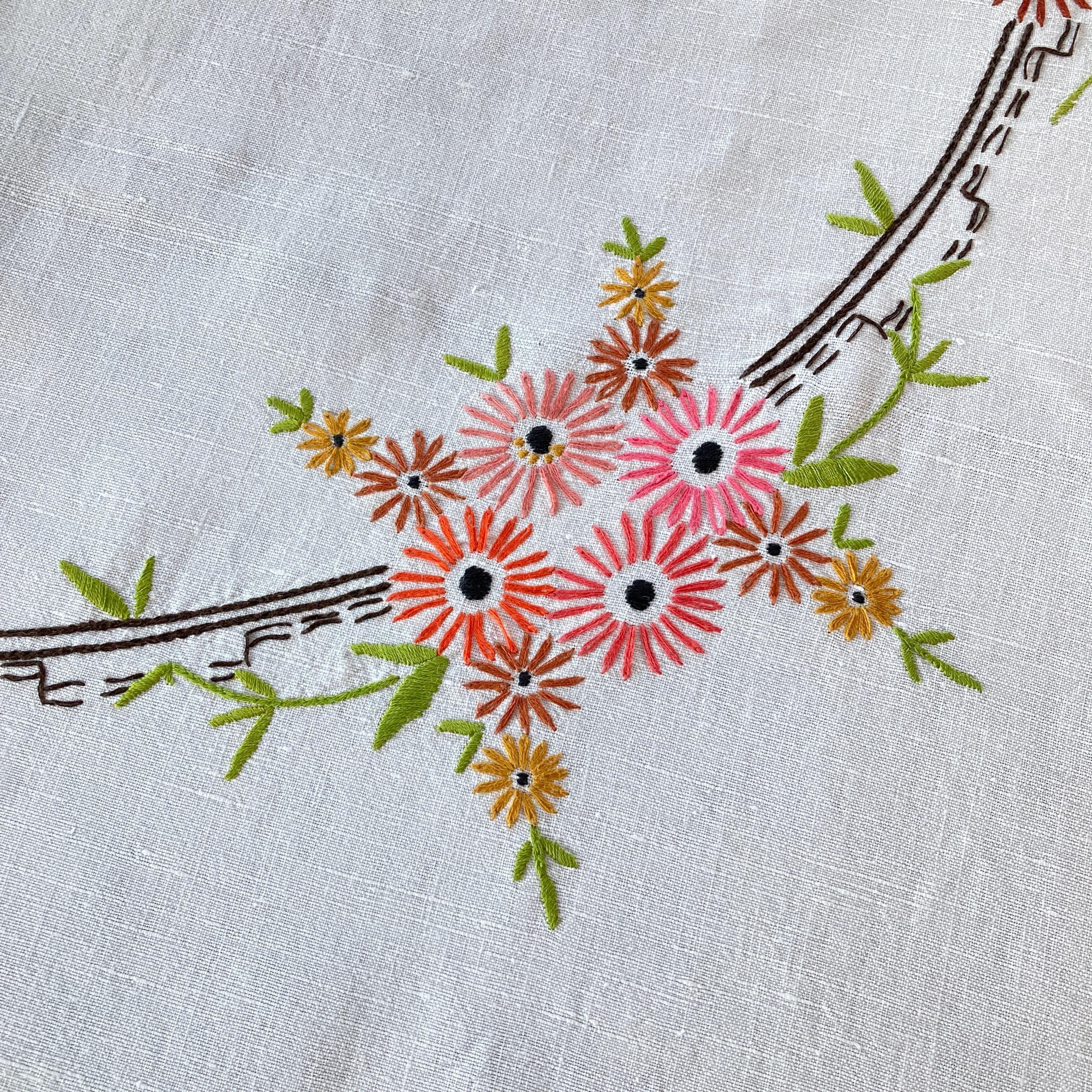 ヴィンテージ刺繍入りリネンテーブルクロス、手作りのピンクの花柄刺繍