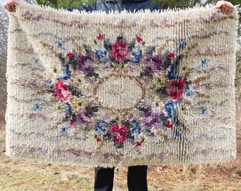 Arazzo vintage Rya con fiori viola, tappeto shag fatto a mano, arazzo a pelo lungo di metà secolo