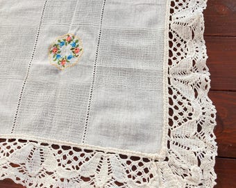 Tovaglia vintage cucita a mano, bordo in pizzo a tombolo, ricamo, lino da tavola con lavorazione a filo.