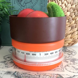 Bilancia da cucina vintage, bilancia meccanica metrica da 2 kg per alimenti, stile metà secolo, vivace colore arancione, utensili da cucina retrò