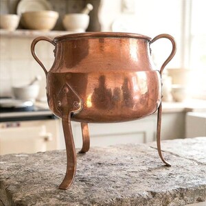Koperen plantenbak met poten en handgrepen, vintage grote handgemaakte ketel op voet, Scandinavië