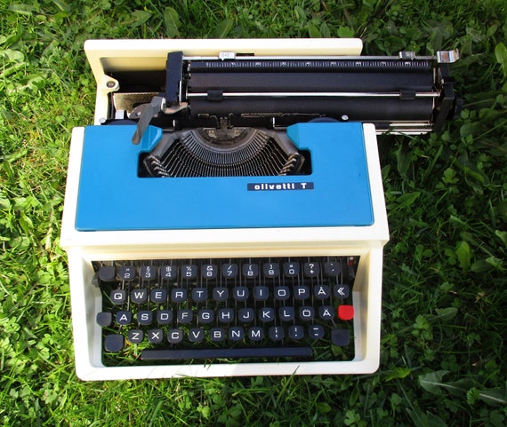 Typewriter Olivetti T, Blue Vintage Type Machine, Working Portable Type  Writer 1980s Manual Writing Machine With Case 