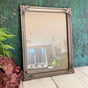 Cornice portafoto vintage decorata, in gesso grigio argento e legno, stile danese, da tavolo, 20x15 cm.