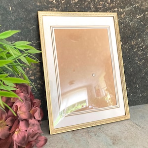 Marco de fotos vintage de metal dorado con paspartú y soporte de escritorio, vidrio convexo curvo, Escandinavia, 18 x 23 cm