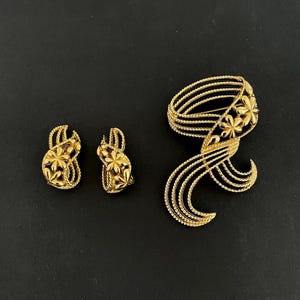 MONET Goldtone  Demi Parure Pin Brooch and Clip Earrings - Estate Vintage