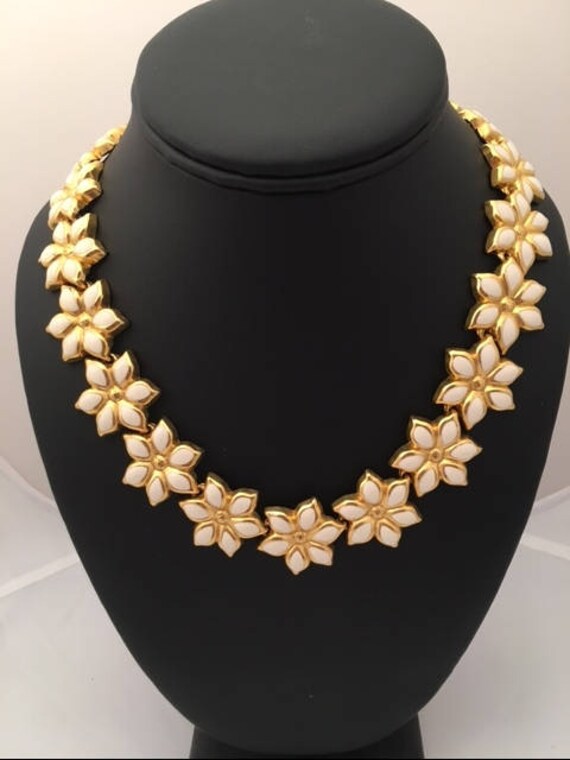 FLOWER  Necklace - White Flower Goldtone  - Femini