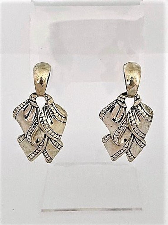 BEAU B STERLING Ribbon Motif Pierced Earrings - Da