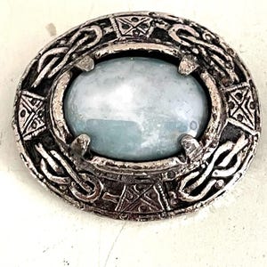 JACOBITE Pin or Brooch - CELTIC Knot Twist Motif - Oval Pin with Sky Blue Agate Stone - Vintage 1960&#39;s