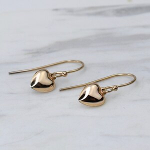 14K ゴールド ハート イヤリング。14K ゴールドの小さなハート イヤリング。上品なイヤリング。彼女への贈り物。