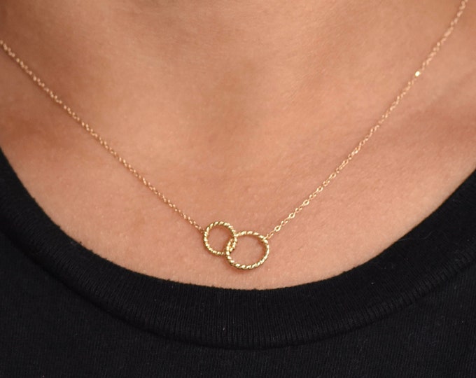 14k Gold Double Circle Linked Necklace. 14k Gold Interlocking necklace