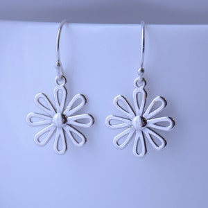 Flower earrings, Daisy earrings, Silver earrings, Spring gift image 1