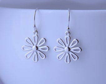 Flower earrings, Daisy earrings, Silver earrings, Spring gift