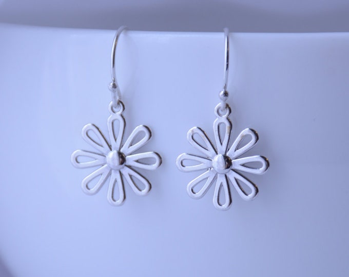 Flower earrings, Daisy earrings, Silver earrings, Spring gift