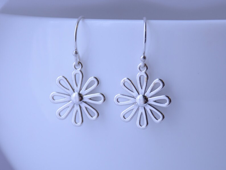 Flower earrings, Daisy earrings, Silver earrings, Spring gift image 1