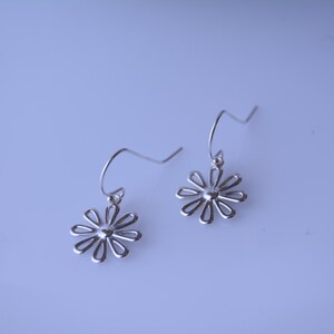 Flower earrings, Daisy earrings, Silver earrings, Spring gift image 2