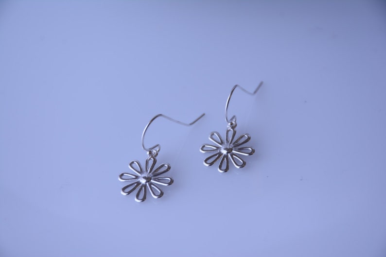 Flower earrings, Daisy earrings, Silver earrings, Spring gift image 2
