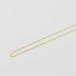 K&ouml;nnte beinhalten: Eine zarte goldene Kettenkette, perfekt zum Schichten oder allein tragen.