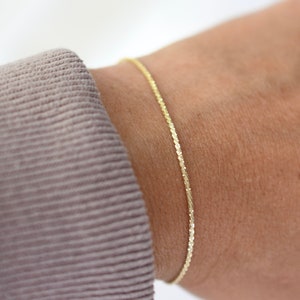 Bracelet chaîne scintillant en or 14 carats. Bracelet chaîne scintillant en or jaune 14 carats de 1,2 mm. Bracelet délicat en or 14 carats image 2
