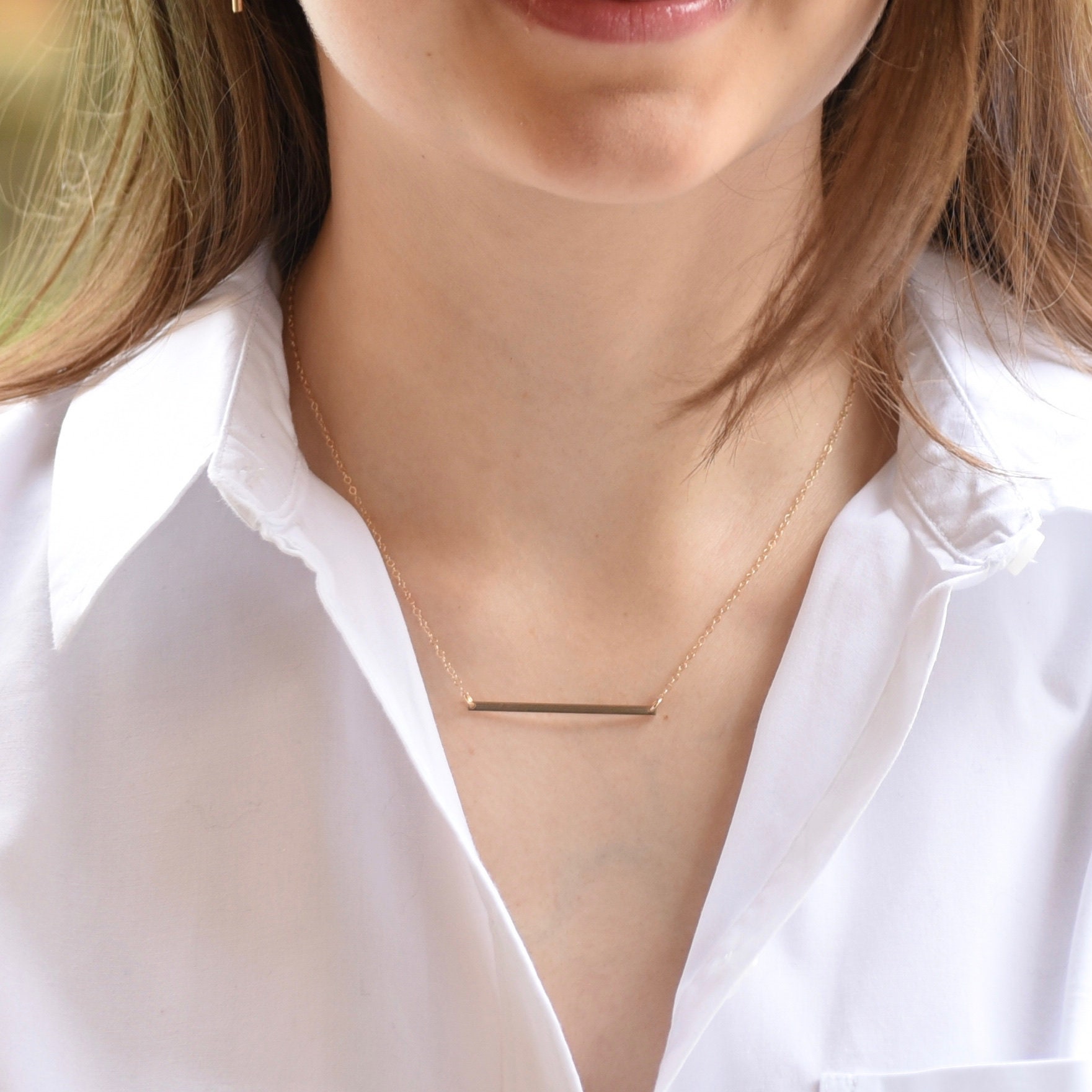 Bar necklace horizontal outlet