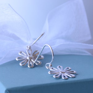 Flower earrings, Daisy earrings, Silver earrings, Spring gift image 4