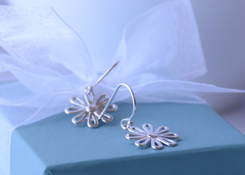 Flower earrings, Daisy earrings, Silver earrings, Spring gift image 4