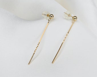 Boucles d’oreilles en barre d’or 14K. Boucles d’oreilles en or 14K.