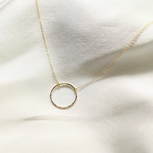 Collar Dainty Karma en oro de 14 quilates: collar circular en oro de 14 quilates.
