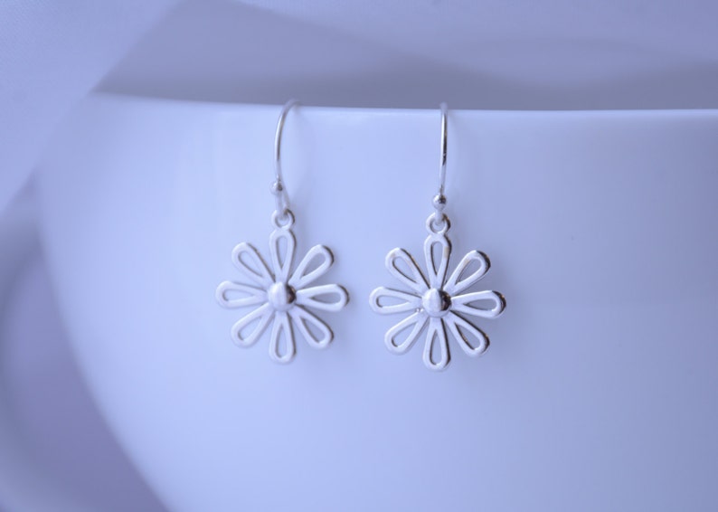 Flower earrings, Daisy earrings, Silver earrings, Spring gift image 3