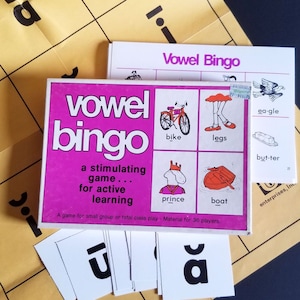 Voyelle Bingo jeu de société - coffret complet vintage des années 70 - jeu éducatif pour enfants en classe de phonétique avec mots illustrés