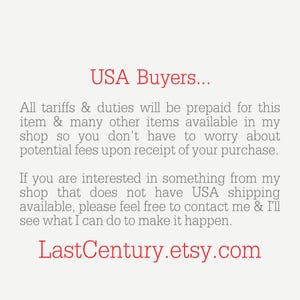 Pu&ograve; includere: Testo su sfondo chiaro: "USA Buyers..." seguito da informazioni su dazi e tasse prepagate per gli articoli del negozio. Il testo include anche l'indirizzo Etsy del negozio: LastCentury.etsy.com.
