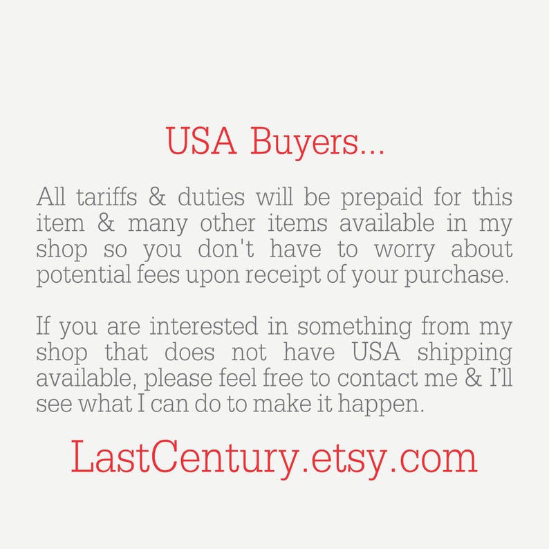 Pu&ograve; includere: Testo su sfondo chiaro: "USA Buyers..." seguito da informazioni su dazi e tasse prepagate per gli articoli del negozio. Il testo include anche l'indirizzo Etsy del negozio: LastCentury.etsy.com.