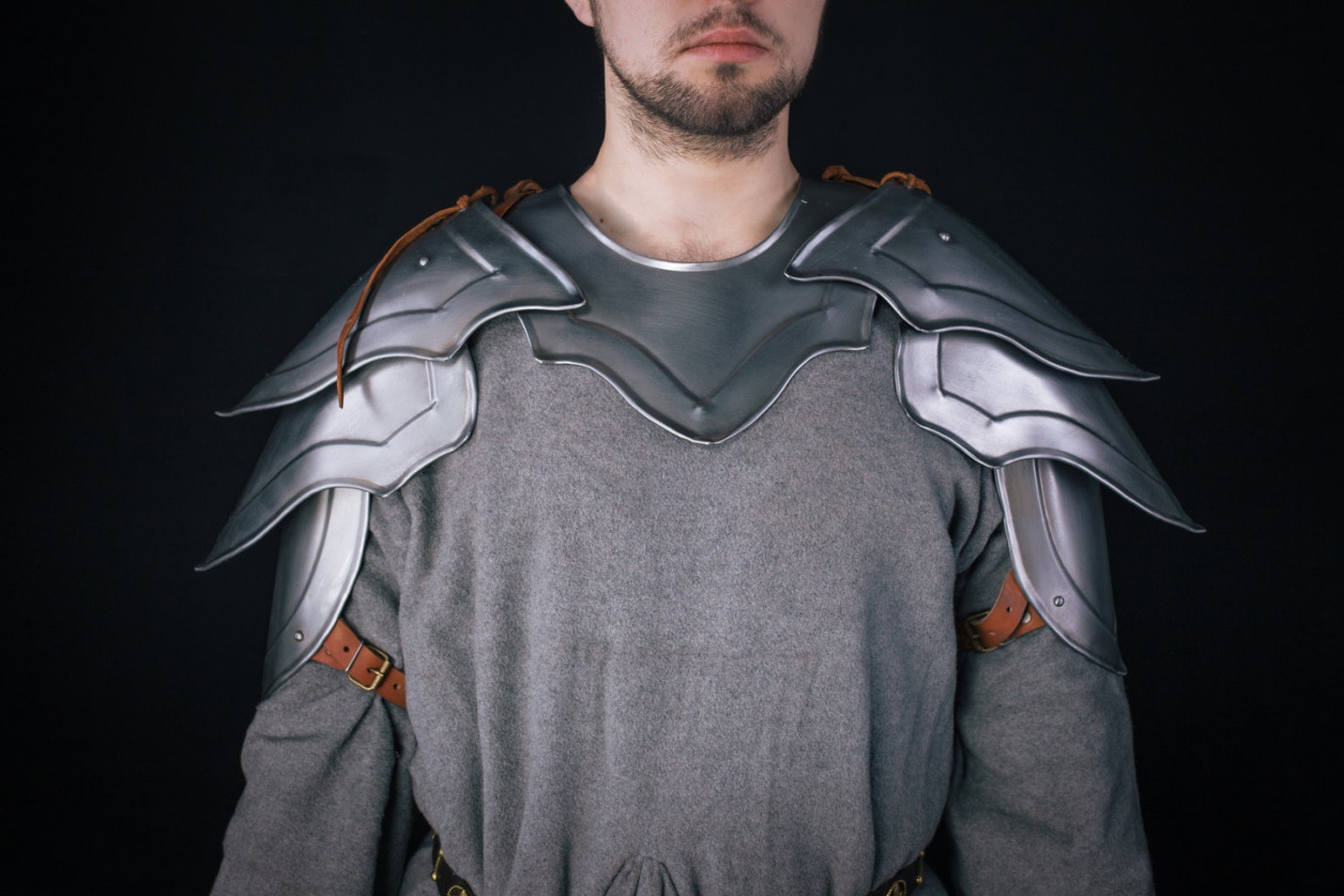 реальные рыцарские доспехи. полный латный доспех 16 век. металлический доспех. витязь в доспехах. рыцарские доспехи.