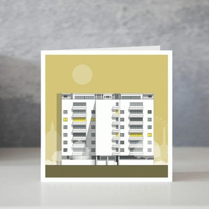 Puede incluir: Un edificio blanco con ventanas amarillas sobre un fondo amarillo. El edificio tiene varios pisos y balcones. Hay un círculo en la esquina superior derecha de la imagen.