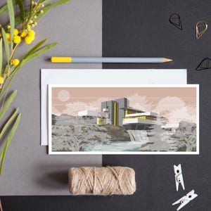 Puede incluir: Una postal con una ilustración estilizada de Fallingwater, una casa famosa diseñada por Frank Lloyd Wright, con una cascada en primer plano y un cielo rosa y gris en el fondo.
