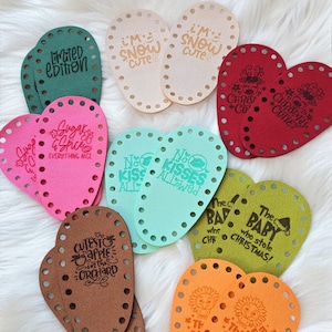 Semelles pour chaussons bébé en microsuède : accessoires pour chaussures au crochet, bébés prématurés à 12 mois, gravés au laser ~ semelles pour chaussons bébé en tricot ~ options de trous ~ NOUVELLES TAILLES